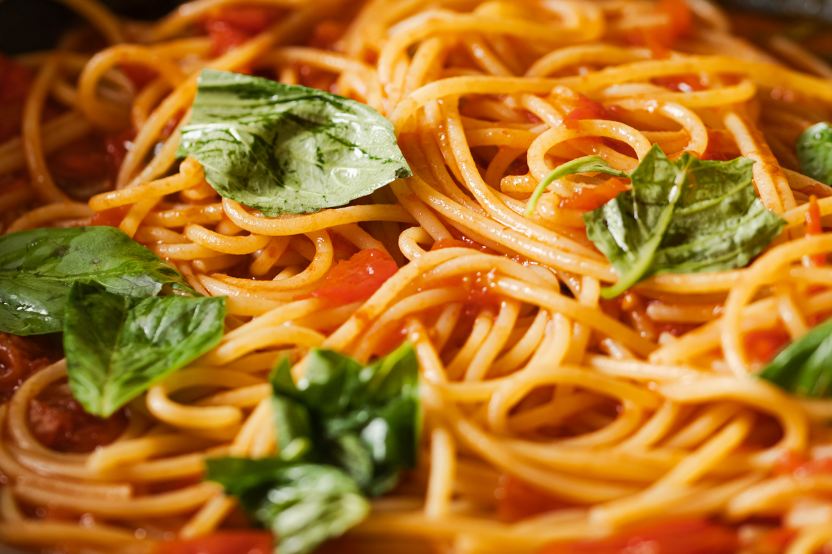 Spaghetti al pomodoro con basilico fresco